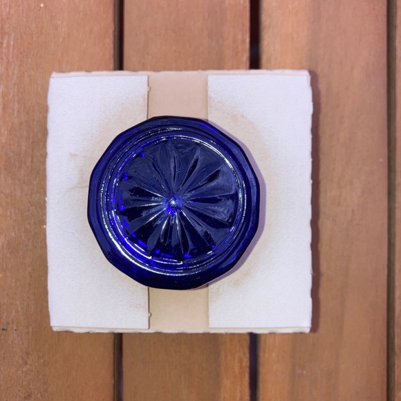 Vintage scented candle in blue glass jar - Picture 4 of 10